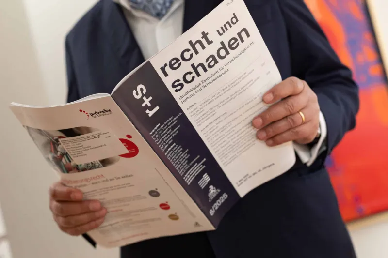 Anwalt für Versicherungsrecht mit Zeitschrift
